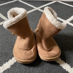 Adorable Sherpa lined boots